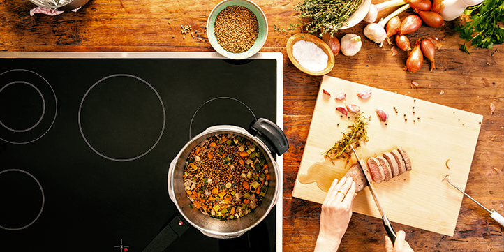 Vorbereitung Flüssigkeit ist beim Kochen mit dem Schnellkochtopf wichtig