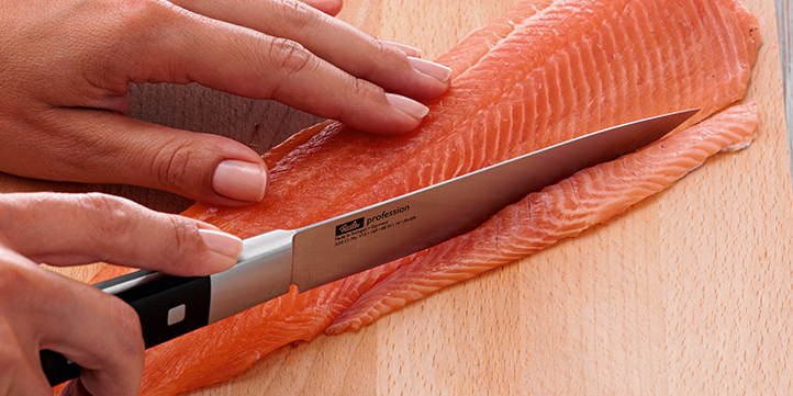 Remove the belly fat Remove the pale belly fat from the meat