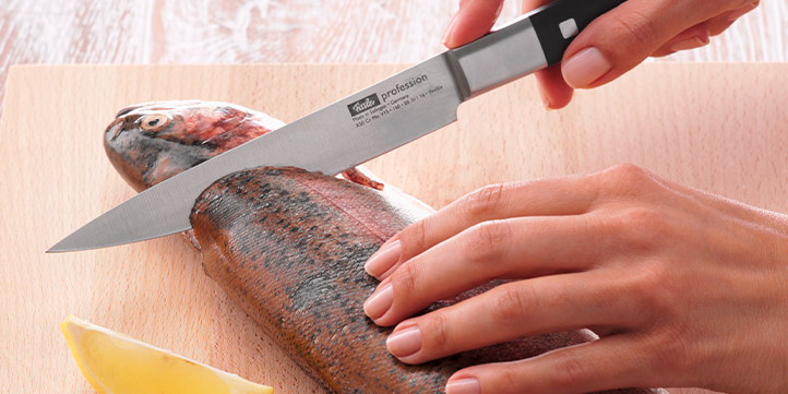 Cut into the fish diagonally Cut into the fish diagonally below the head