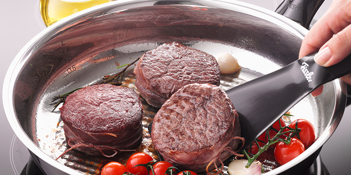 Abwarten und wenden Warten bis das Fleisch sich vom Pfannenboden löst und wenden