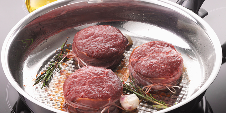 Losbraten Das Fleisch braten und mit einem Bratwender andrücken