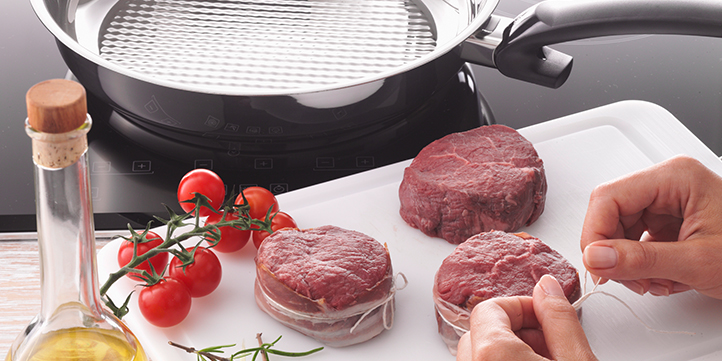 Vorbereitung Das Fleisch vor dem Braten vorbereiten